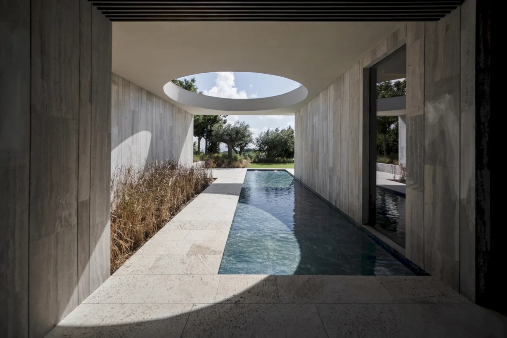 Terraza exterior con lucernario en Villa ENSO by Manuel Ruiz - ARK Architects