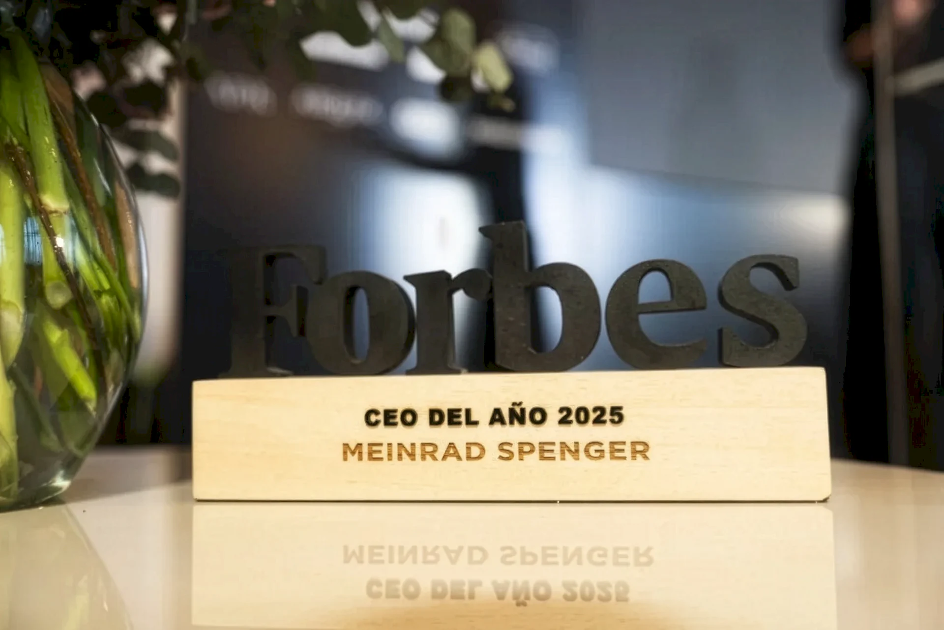 Galardón para el premiado en la presentación de los premios Forbes 2025. Ganador Meinrad Spenger