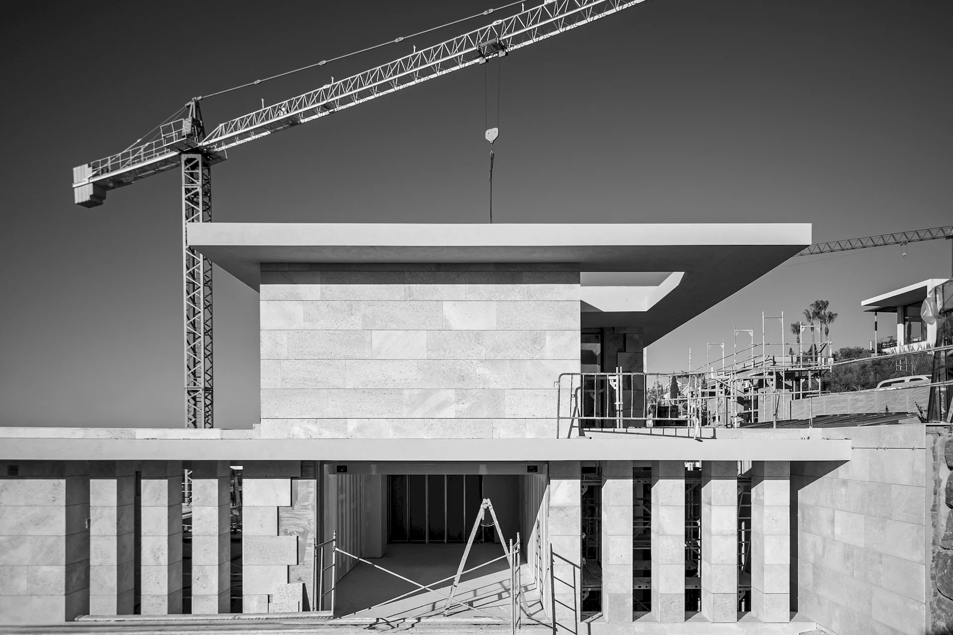 Imagen en blanco y negro de la fase constructiva de un proyecto. Vista lateral de la villa