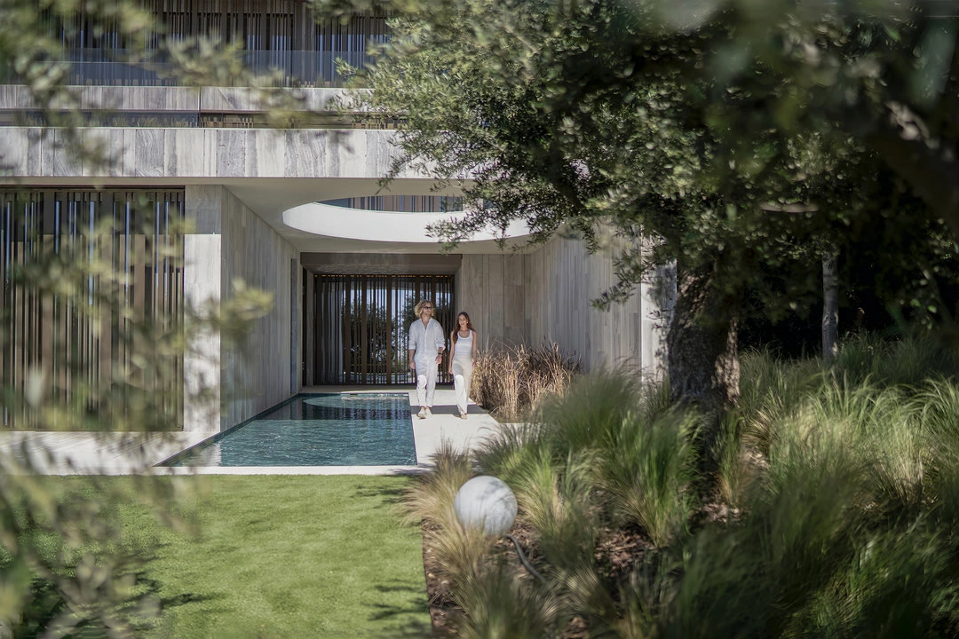 Villa ENSO couple walking towards the garden