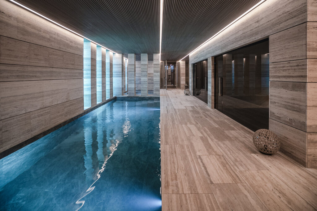 Espectacular y lujosa piscina de interior de ARK Architects