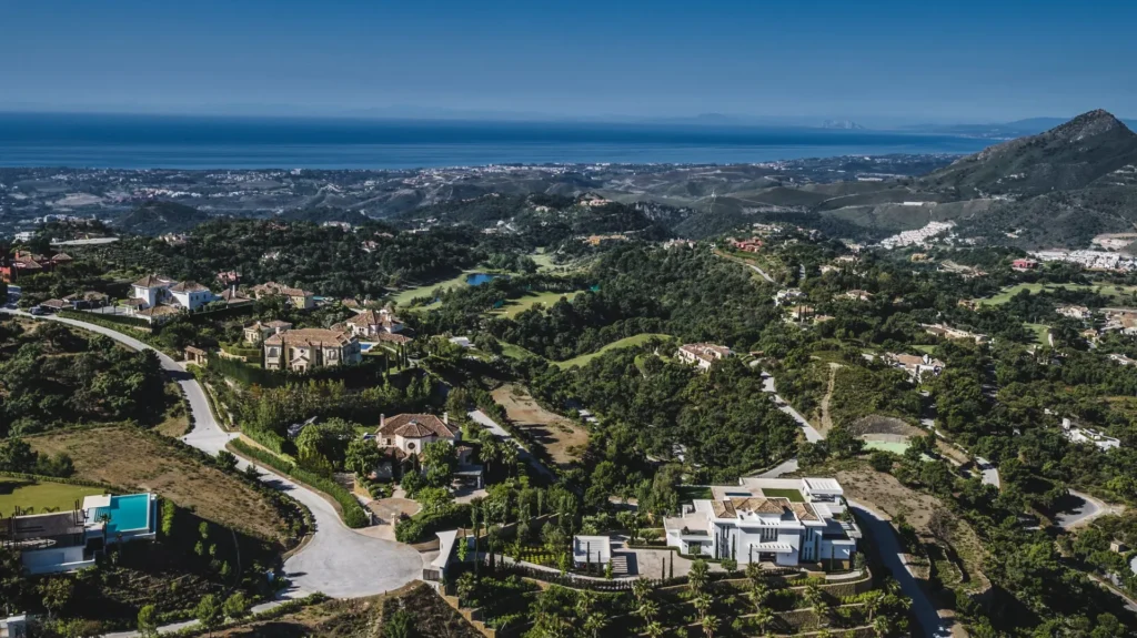 Villa Geneve se levanta en La Zagaleta, con vistas que alcanzan el Mediterráneo y, en días claros, la costa africana.